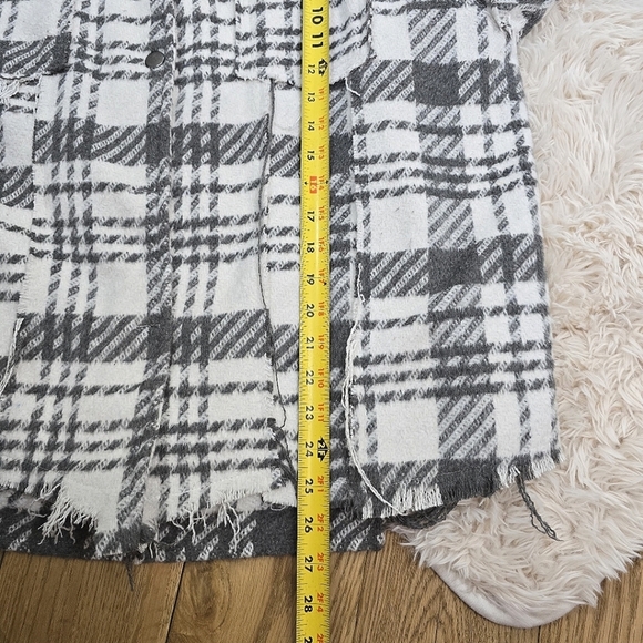 POL Plaid Oversized Frayed Shacket in Gray and Ivory Size Large - Picture 5 of 9